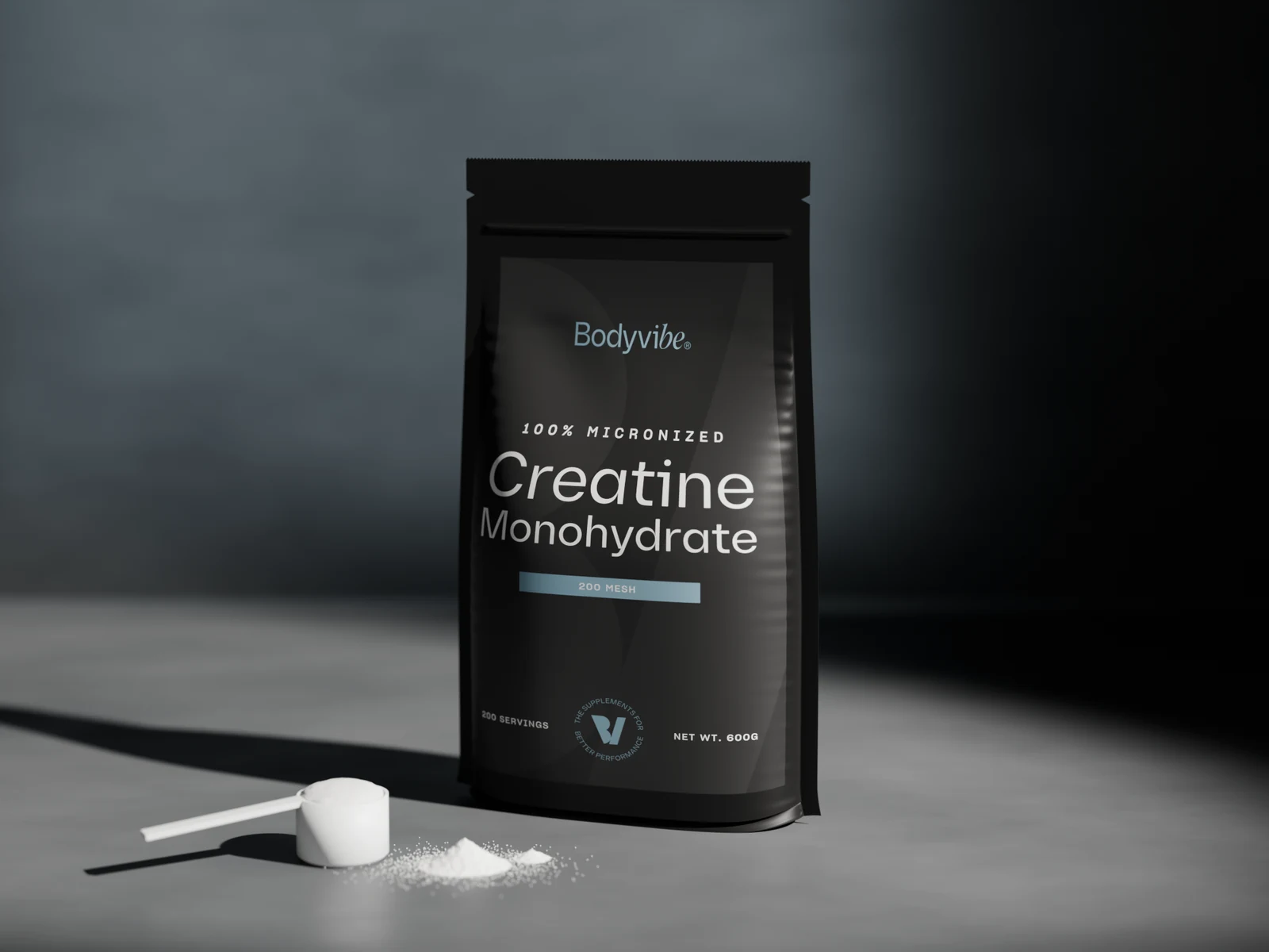 Creatine Monohydrate en su bolsa negra sobre hormigón, junto a un cacito lleno de creatina en polvo